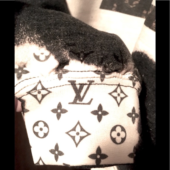 Pullover l V W/ logo designs on sleeves & Front of Sweatshirt 1 out of 125 LEFT - Picture 11 of 17